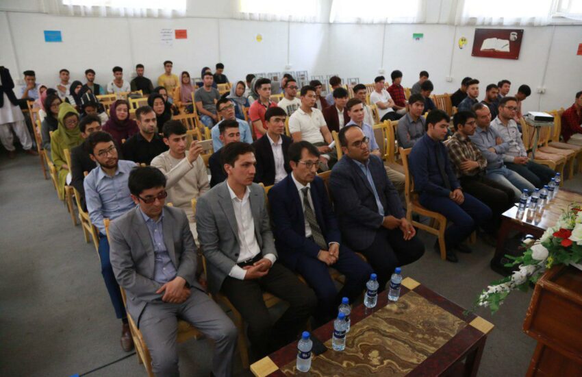 سمینار علمی با موضوع حکومتداری الکترونیک در سالن کتابخانه شعبه مرکزی دانشگاه کاتب برگزار شد.